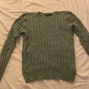Grön stickad tröja från Ralph Lauren - Säljer en svin skön grön stickad tröja från Ralph Lauren med kabelstickat mönster. Skick: 9/10 Storlek:M Skriv om ni undrar något🙌