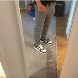 Grå skinny jeans från Denim Co. - Snygga grå skinny jeans från Denim Co. med en klassisk femficksdesign och knappar i gylfen. Perfekta för en stilren look. Pris kan diskuteras