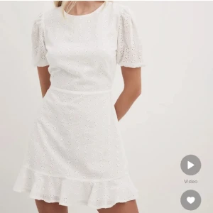 Vit klänning, nakd  - Superfin klänning ifrån NA-KD 