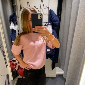 Rosa kortärmad tröja - Säljer en söt rosa tröja med korta ärmar. Storlek 146/152. Aldrig använd ny pris 349