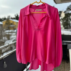 Rosa blus. Love Forever.  - Love forever blus som är använd en ggr. Mjuk & loose i modell. Stl 0 ?  One size. Skulle säga att den är ca stl 40 om den ska vara perfekt men fungerar på de flesta stl som många av Love Forevers plagg. Skickas om ni vill. Hämtas annars på Hägerstensåsen eller ök. 💖