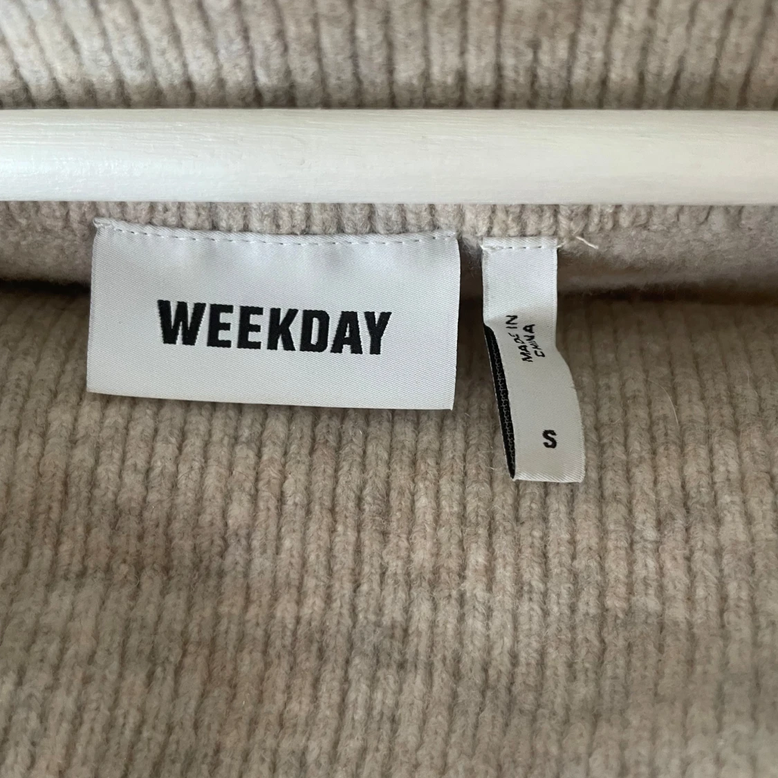 Beige offshoulder tröja från Weekday - 3