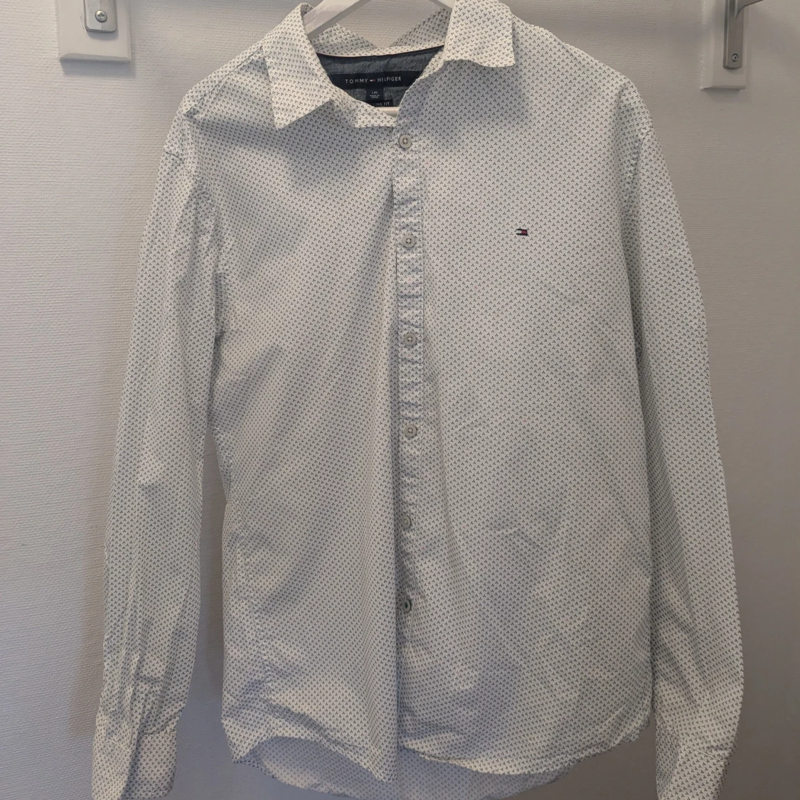 Vit prickig skjorta från Tommy Hilfiger