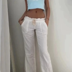 Roxy lågmidjade linnebyxor strl M - Fint skick.  innebenslängden är 79 cm