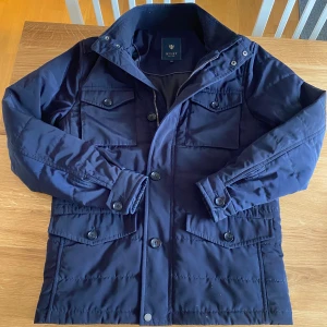 Mörkblå Feildjacket  - Säljer denna sjukt feta Riley jackan i storlek 46(S/M). Mycket bra skick! Pris 600 eller kom med bud! BVSA💰💰💰