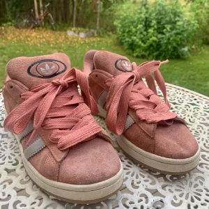 Rosa Adidas campus  - Snygga rosa Adidas Campus sneakers i mocka, de är i bra men andvänt skick. De är coral/smuts rosa som passar perfekt på sommaren. 💘💘