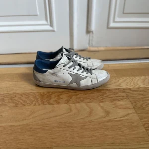 Golden Goose - Säljer mina skitsnygga Golden Goose som jag hade under förra hösten. De är i bra skick, men de har gått upp i hälen och även en sömn. Det går dock att laga enkelt och de håller absolut för våren och sommaren. De är behandlade hos sneakerstvätten. Äkthetsbevis finns! Hör av er om ni vill ha fler bilder m.m.