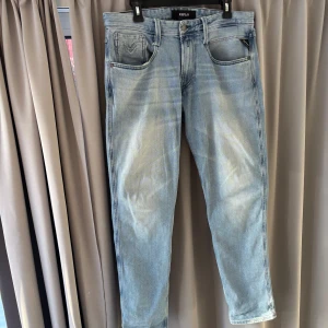 Blå jeans från Replay anbass - Snygga blå jeans från Replay med klassisk femficksdesign. De har en slim fit passform och är tillverkade i ett slitstarkt denimtyg. Pris kan diskuteras. 