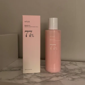 Anua Peach 77 Niacin Conditioning Milk - Anua Peach 77% Niacin Conditioning Milk är en näringsrik ansiktslotion som är speciellt framtagen för att förbättra hudens fuktbarriär och ge en klar, strålande hudton. Produkten innehåller 77% persika-fruktextrakt, vilket ger kraftfull hydrering och näring till huden. Dessutom innehåller den ceramider och tre typer av hyaluronsyra, som bidrar till att släta ut huden och stärka dess fuktbalans. Testad men var inget för mig🎀