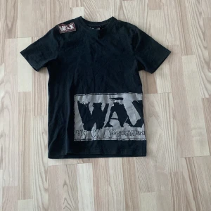 Svart t-shirt från WAX - Snygg svart affliction type t-shirt från wax använt några enstaka gånger