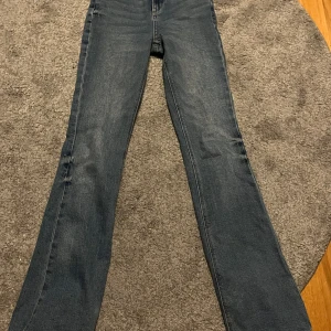 Blå bootcut jeans - Snygga blå bootcut jeans med en klassisk look. Perfekta för en avslappnad stil. De har en bekväm passform och är tillverkade i ett slitstarkt material.