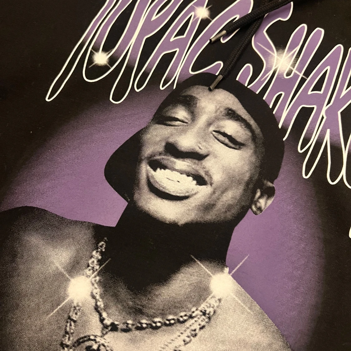 Svart hoodie med Tupac Shakur-tryck - 1