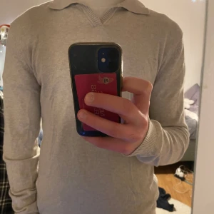 Stickad långärmad Polo - En Beige stickad poloshirt från Dressmann🤝 Tunn o skönt stickat 100% ull✅ hör av dig vid frågor:)
