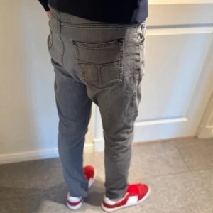 Grå tiger of sweden jeans  - Snygga grå jeans från tiger of sweden.ny pris 1500kr. Skriv om ni har frågor eller är intresserade. Kan även synka priset om man är på en budget.