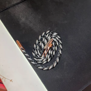 Flätat bälte  - Tja säljer ett snyggt fräscht flätat bälte! Är helt toppskick, är endast provad. Införskaffat från onewear men var för liten storlek. Bara höra av dig minsta tanke😄👍