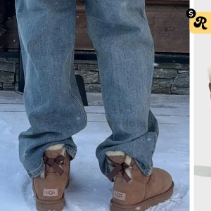 Bruna uggs med rosett - Mysiga bruna boots med rosett och foder, perfekta för kalla dagar. De har en rund tå och är gjorda i ett mjukt material som håller fötterna varma. På bilden syns och den går att ta bort och det gör jag innan jag ska skicka iväg skorna! De är använda ungefär 5 gånger