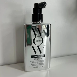 Color Wow Extra Strength Dream Coat - Säljer en flaska Color Wow Extra Strength Dream Coat, en ultra-fuktgivande anti-frizz behandling för slätt och glansigt hår. Flaskan innehåller 200 ml och har en praktisk sprayapplikator för enkel användning. Och är helt oanvänd 💘