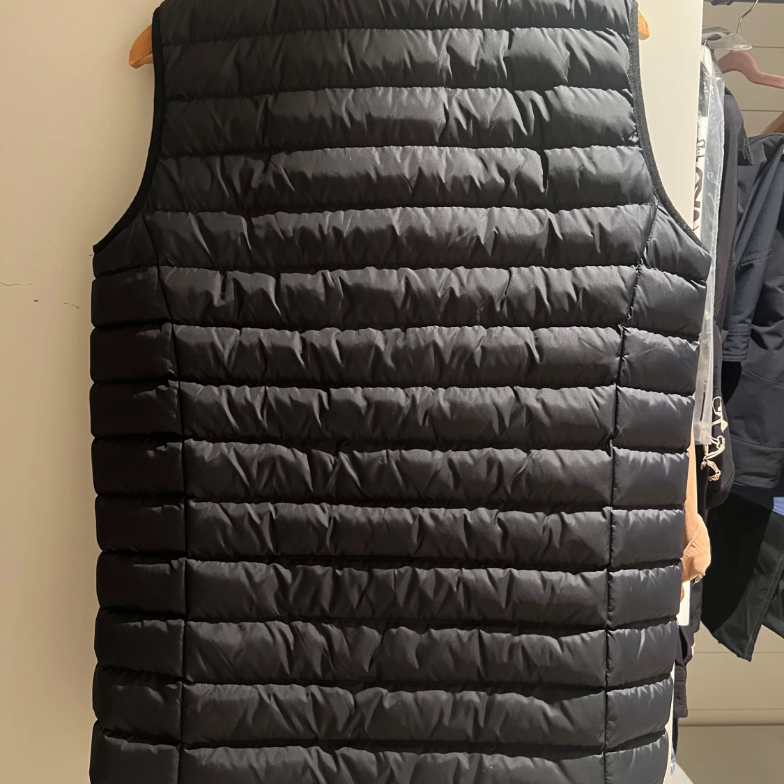 Svart dunväst med dragkedja - 1