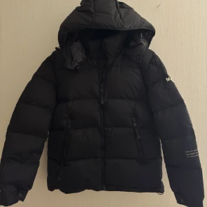Svart Moncler x FRGMT - Svart exklusiv Moncler x FRGMT collab jacka storlek M men passar S. Helt ny oanvänd tagg finns kvar. Pris kan diskuteras.