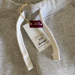 Russemerch byxor - Helt oanvända och nyköpta Russemerch mjukisbyxor. Skicket är helt prefekt och de är i en ljusgrå färg. Nypriset var ca 600kr med frakt🎀