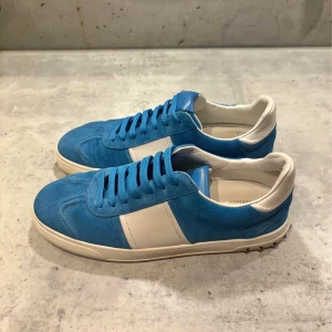 VALENTINO FLYCREW - Snygga sneakers i blå mocka med vita detaljer. Skorna har en klassisk snörning och en vit sula. Perfekta för en stilren look. Storlek 43 