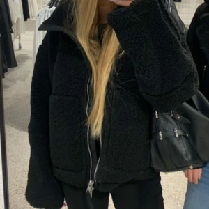 Svart teddyjacka  - Denna går inte att köpa längre de är den kortare varianten, jättefin!!!🩷