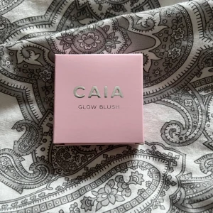 Caia Glow Blush - Färgen Raspberry Passion. Helt ny med obruten förpackning!