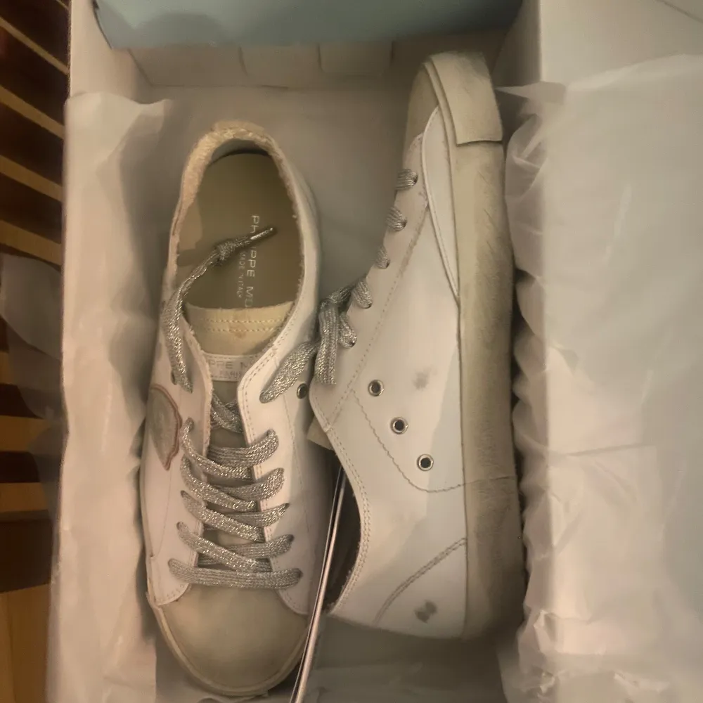 Snygga vita sneakers från Philippe Model med glittriga snören och en stilren design. Perfekta för en trendig look. Jag behöver sälja dom pågrund av att dom är förstora, så ska köpa nya. Har använt dom 2 gånger ute. Nypris 3200 säljer mina för 2800. Skriv för mer bilder . Kengät.