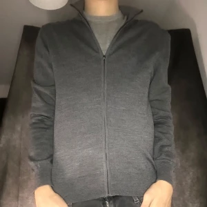 Grå merinoulltröja från These Glory Days - Mycket fint skick | Size S | modell 180 63 kg | Följare får 100 kr rabbat | fraktar spårbart inom 24 timmar med PostNord eller instabox |