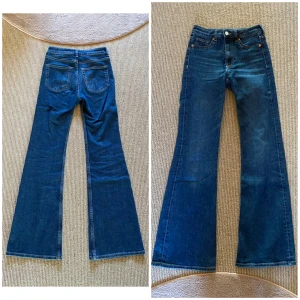 Utsvängda jeans - Snygga mörkblåa bootcut jeans från H&M Divided. De har en klassisk femficksdesign och är högmidjade för en bekväm passform. Perfekta för en avslappnad stil med en touch av retro.❤️Fram fickorna fungerar inte men bak fickorna fungerar! Passar perfekt till exakt allting i vardagen😻Midja 31cm, grenhöjd 25cm, innerbenslängd 78cm! De är stretchiga💕