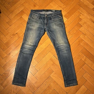 Replay anbass - Replay anbass| Slim| storlek W34 och L34| jättefint skick inga defekter| nypris ungefär 1500kr mitt pris 549kr| pris ej hugget|🍾🍾🍾🍾