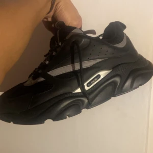 CD B22 - Snygga CD B22 skor med reflekterande detaljer. Skorna är rätt använda. Får med låda osv. Priset ej hugget och vid frågor och defekter hör av er. 