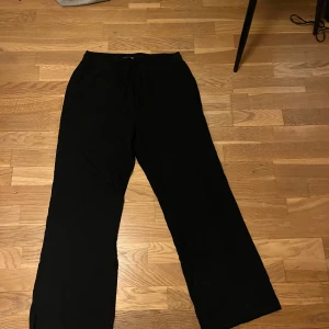 Svarta linnebyxor lågmidjade  - Snygga svarta linnebyxor från 157 i storlek S. Superfina med låg midja och passar mig som är 174. Brukar vika ner de för ännu lägre midja 