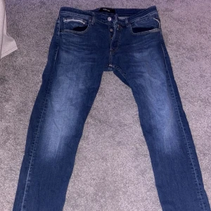Blå jeansbyxor från Replay - Snygga blå jeans från Replay, modell Grover. Använt dom cirka 6 månader men de är i mycket bra skick. Köpta för ungefär 1500kr.