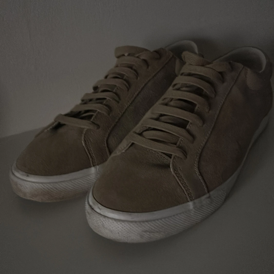 Beige sneakers med snörning