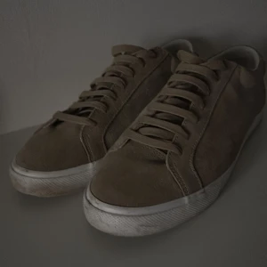 Beige sneakers med snörning - Snygga beige sneakers med snörning och vit sula. Perfekta för en avslappnad stil.
