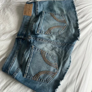 Blå jeansshorts från Hollister - Snygga blå jeansshorts från Hollister med råa kanter och slitna detaljer. Jätte snygggaaa!