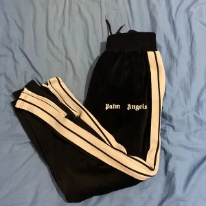  Palm Angels byxor - Säljer ett par   svarta  från Palm Angels byxor med sued. Dom är riktigt sköna. Dom är använda få gånger o ligger ba i garderoben.  Size M. Kontakta för mer bilder osv.