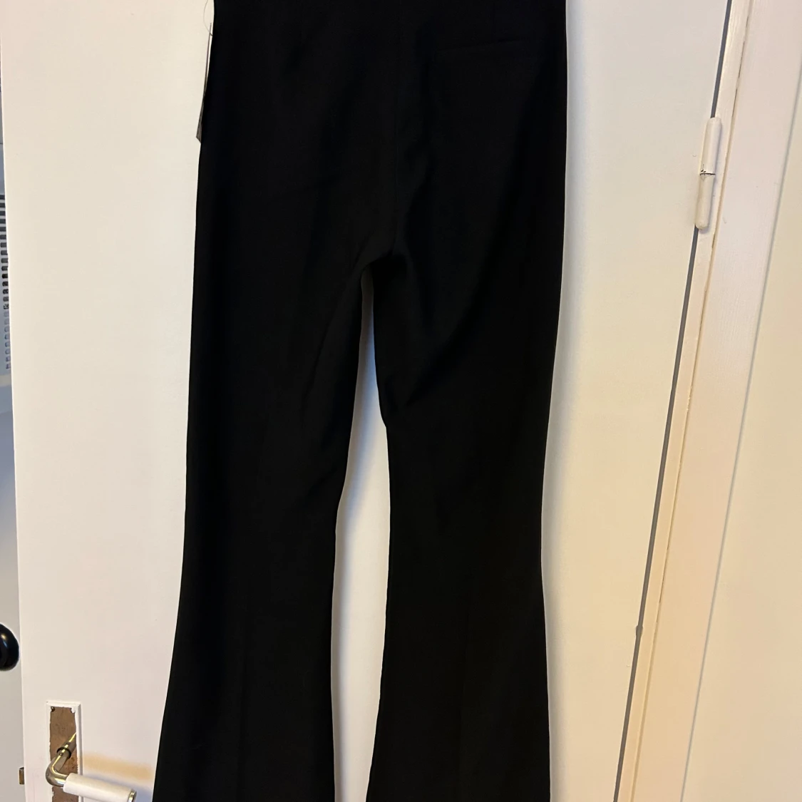 Nya jättefina svarta Gina tricot kick flare trousers S byxor kostymbyxor - 2