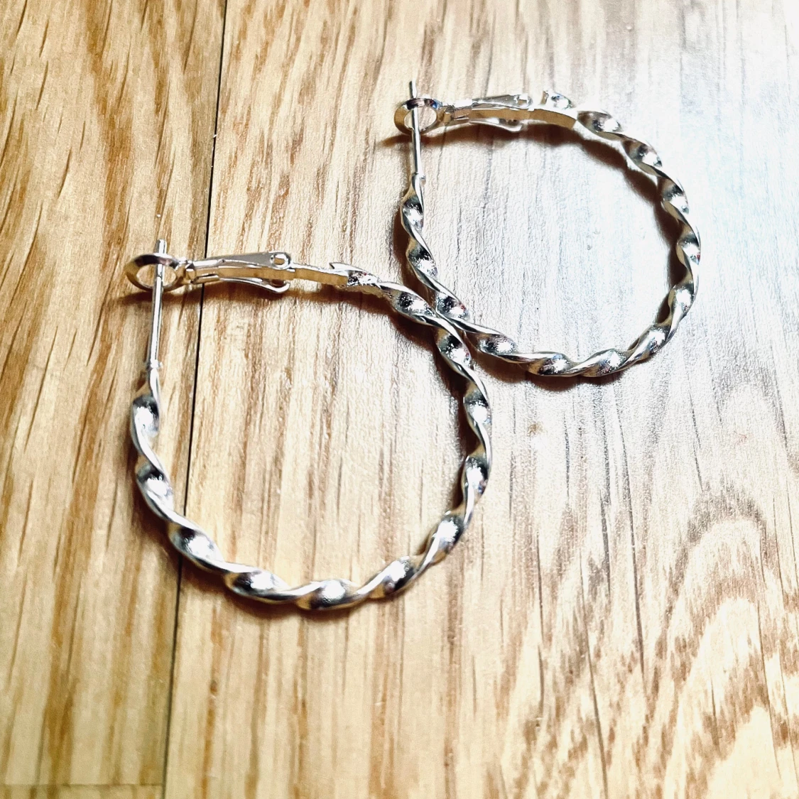 By prisförslag- 1 par Tvinnade silverörhängen medium size  - 1