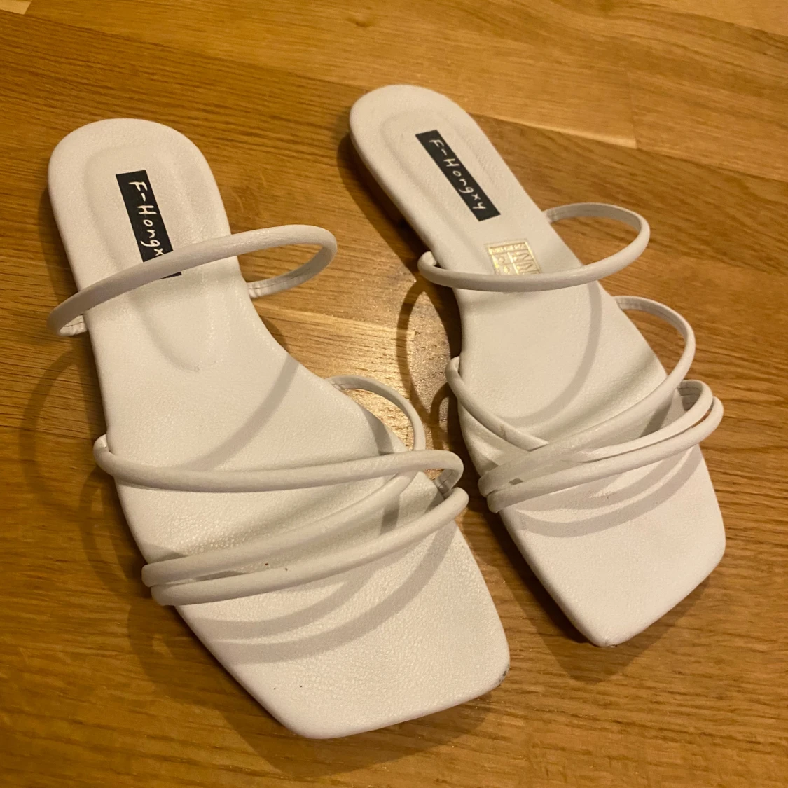 Vita sandaler med remmar