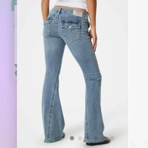 Blå bootcut jeans från True Religion - Snygga blå bootcut jeans från True Religion i modellen joey. Skit snygga på men tyvärr kommer de inte till så mycket användning. De är i storlek W27. Knappt använda 