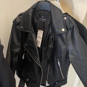Svart skinnjacka från Stradivarius - Snygg svart skinnjacka från Zara som är helt oanvänd och har prislappen kvar❤️ Är i Storlek S ❤️❤️