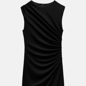 Svart klänning från Zara - Säljer denna fina klänning som aldrig använts (se sista bild), nypris är 379kr! Kom privat vid frågor 🩷