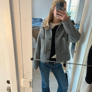 Grå kappa - Kommer inte till användning längre! Väldigt oanvänd, nypris 900kr❤️ kan tänka mig gå ner i pris!