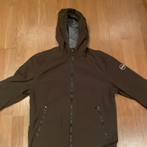 Colmar Windbreaker Olivgrön - | Colmar Windbreaker Grön | | Skick 9/10 | | Nypris = 2200 | | Vårt pris = 1099 | Bara att höra av sig vid minsta fundering!