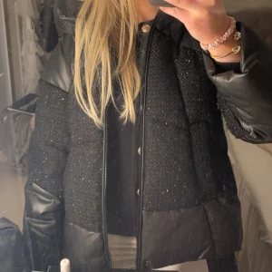 Svart glittrig vinterjacka - Jätte fin svart glittrig vinterjacka från guess. Jätte varm och tjock med luva  och i jätte bra skick. Sista bilden lånad. Nypris 2595 säljer för 2000 då den knappt är använd (pris kan fortfarande diskuteras) skriv för fler bilder🤍