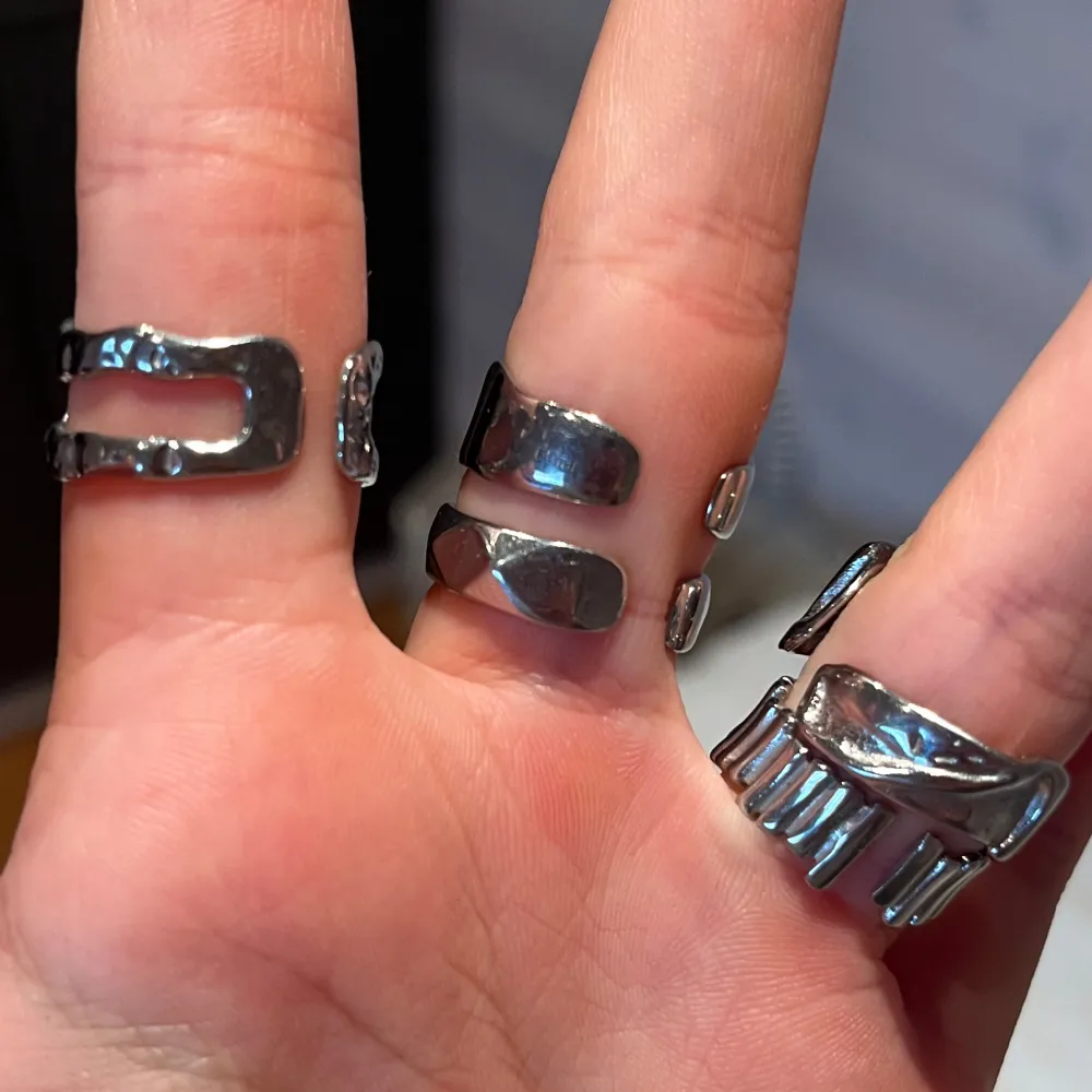 Snyggt set med flera silverringar i olika unika designer. Ringarna har en modern och stilren look med vågiga och kantiga former. Perfekt för att ge din outfit en edgy touch. Passar bra att bära tillsammans eller var för sig.. Asusteet.