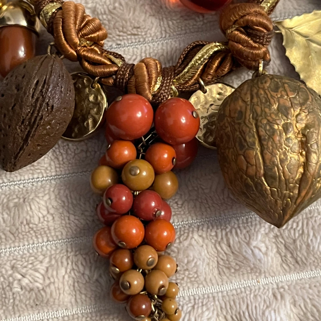 Halsband med höstinspirerade detaljer - 2