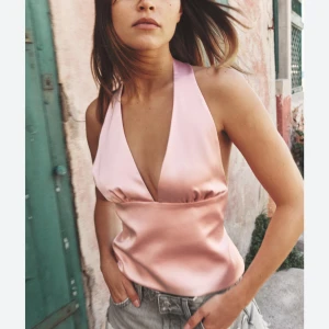 Rosa halterneck-top i satin zara - Strl xs, använd typ en gång bra skick slutsåld
